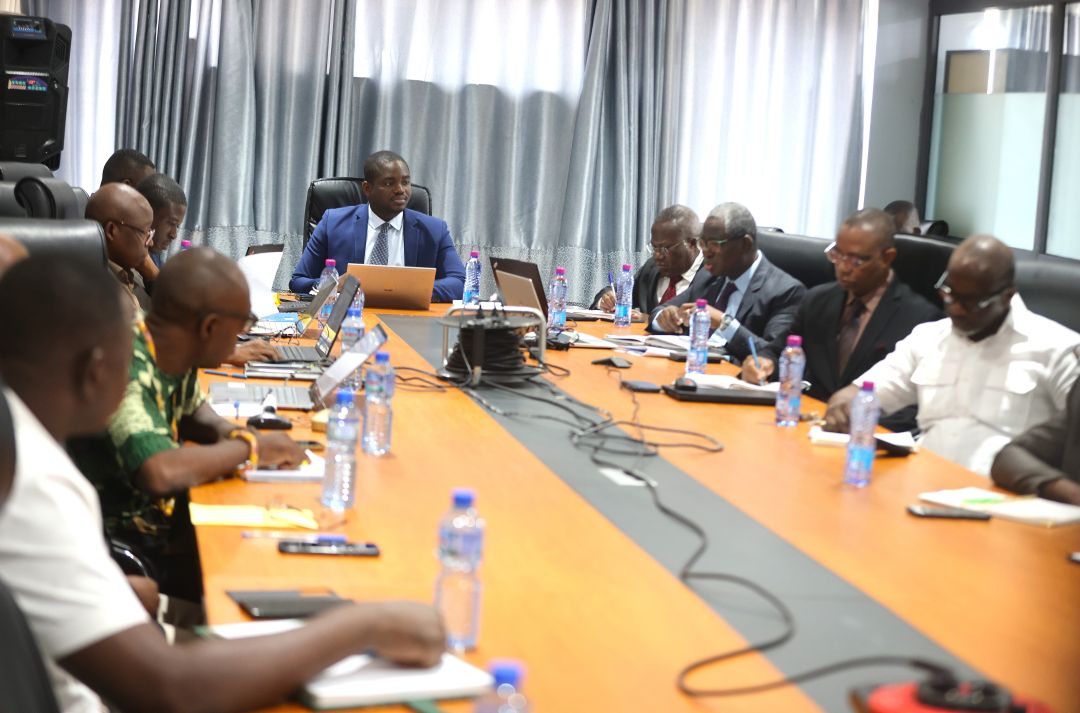 Des représentants du PASH-MUT et des entreprises du secteur de l’eau participent à une réunion de mobilisation anticipée des marchés à Lomé.